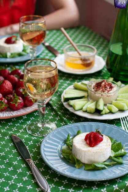Фото Изысканный ужин. жареный камамбер, белое вино и различные закуски.