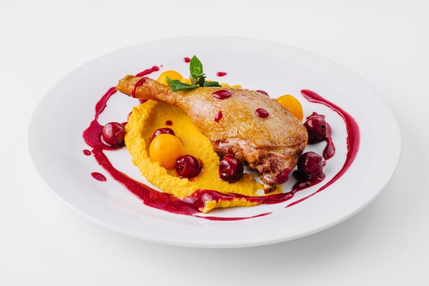 Photo gourmet duck confit with berry sauce