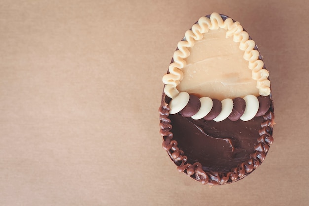 Gourmet easter egg con ripieno di brigadeiro per pasqua.