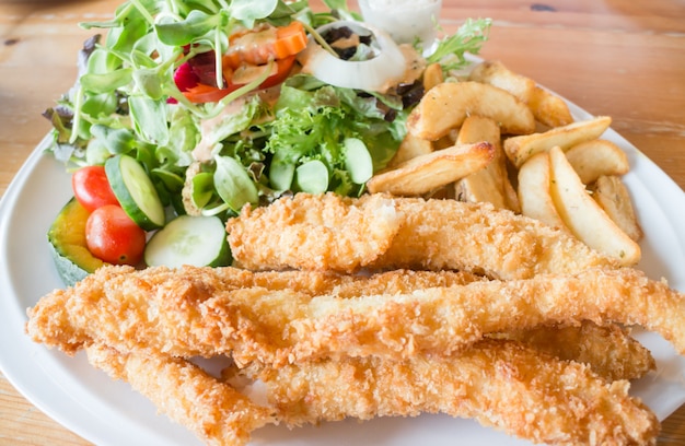 Pesce e patatine fritte con insalata