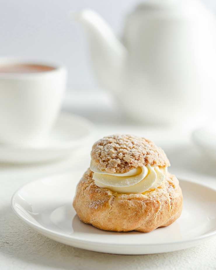 Photo gourmet french shu cake. gourmet custard dessert.