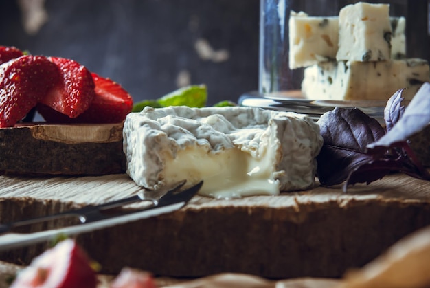 gourmet geitenkaas met schimmel en zachte vloeibare kern op houten plank