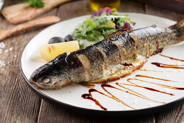 緑のレモンとオリーブのグルメ焼き魚