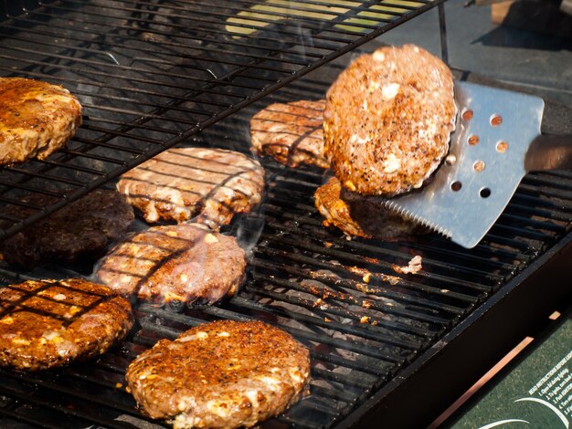 Photo gourmet hamburger parries on the grill.