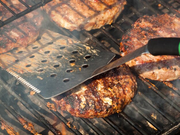 Photo gourmet hamburger parries on the grill.