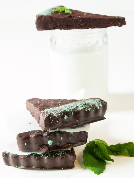 Photo gourmet mint chocolate bars on white plate.