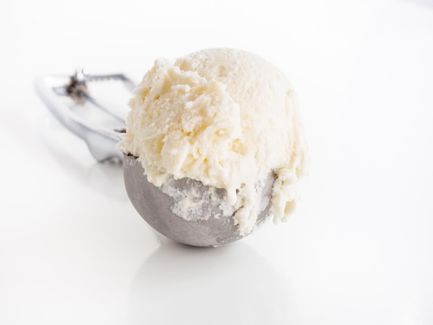 Foto gourmet olathe gelato di mais dolce su sfondo bianco.