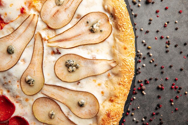 Photo gourmet pizza with pear and gorgonzola cheese