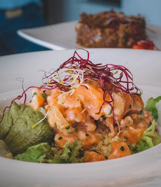 Piatto gourmet di tartare di salmone con avocado e quinoa