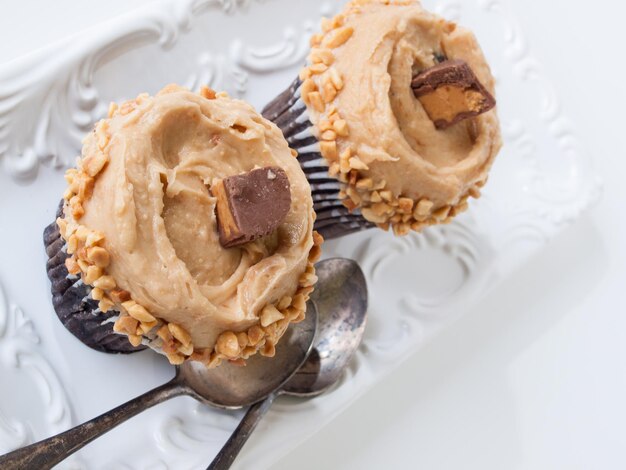 Gourmet Reese's pindakaas cups cupcake op witte backround.