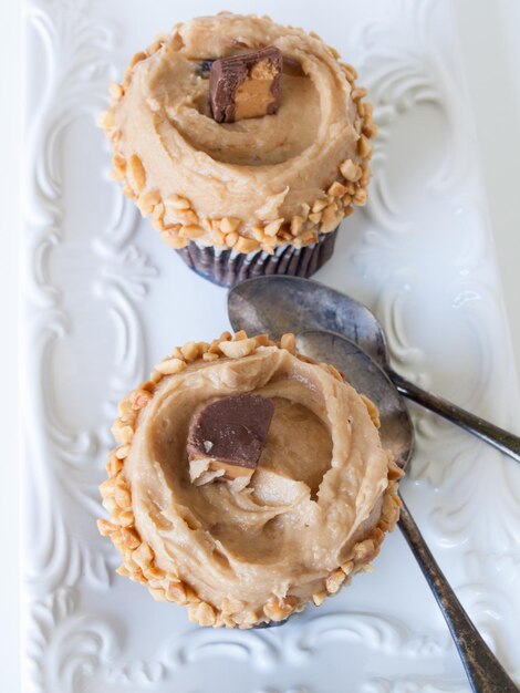 Gourmet Reese's pindakaas cups cupcake op witte backround.