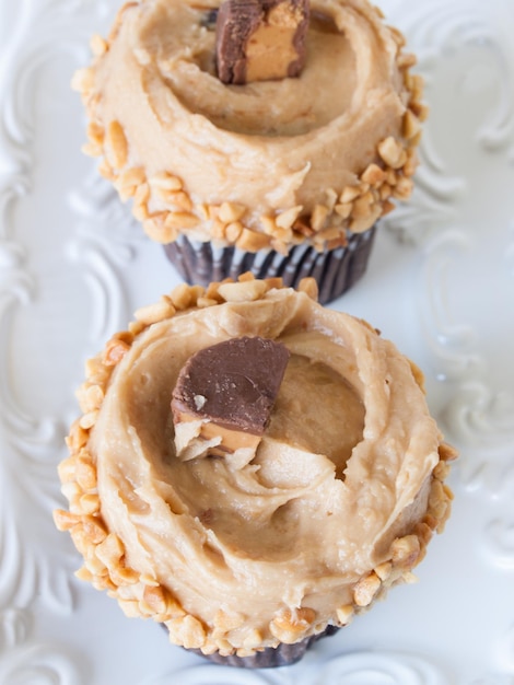 Gourmet Reese's pindakaas cups cupcake op witte backround.