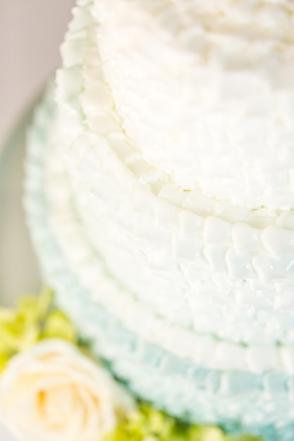 写真 結婚披露宴の目玉としてグルメティアードウエディングケーキ。