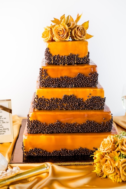 결혼식 피로연에서 센터피스로 미식 계층 웨딩 케이크.