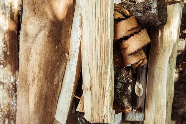 사진 미식가 나무 칩 텍스처입니다. 흡연과 음식 요리를 위한 황금 나무. 난로에 불을 붙입니다. 스토브용 장작 수확