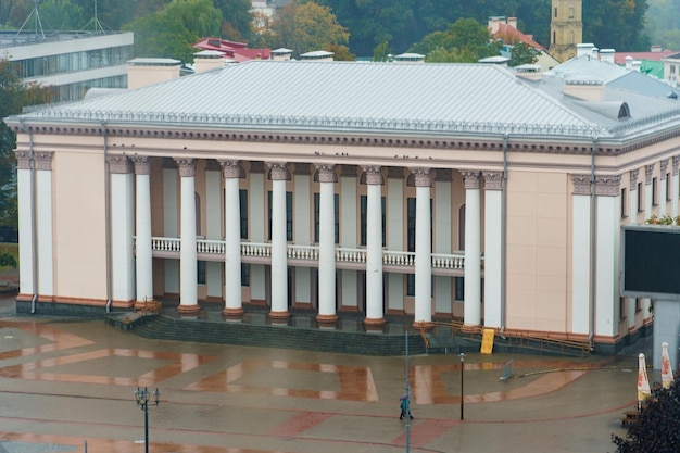 写真 市の中央広場にある政府庁舎上面図 雨の中のギリシャ風の柱のある建物