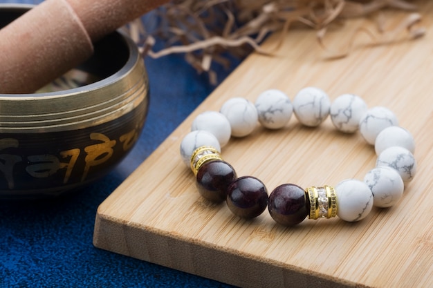 Photo gowlite and garnet stone wrist bracelet