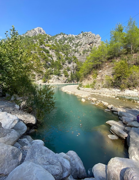 Goynuk Canyon, Turkije, Kemer. Uitzicht op bergen en blauw meer