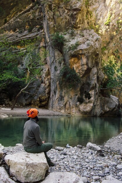 Goynuk Canyon (Turkije) met smaragdgroen meer als gevolg van rotsen. Vrouw rust door kalm water.