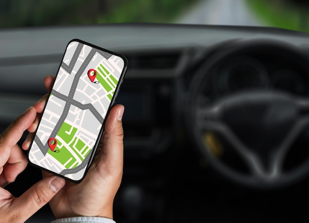 GPS-kaart man met behulp van een smartphone weergeven van een kaart in een auto GPS-navigatiesysteem