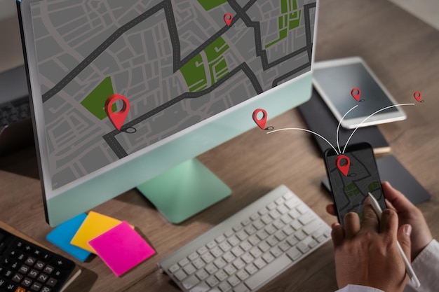 Карты назначения маршрута GPS требуют использования онлайн-карты GPS в автомобиле, который управляет навигатором для отслеживания GPS.