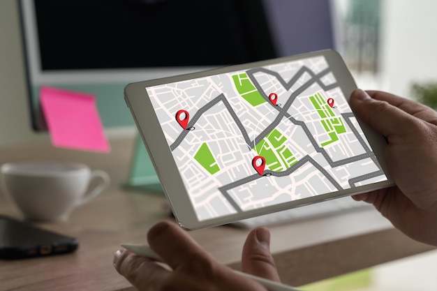 GPS route destination Maps require the use of GPS online mapping in the car which controls the navigator for GPS tracking