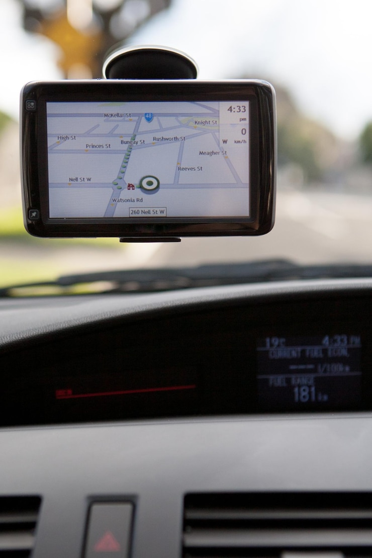 Фотография система gps, установленная на ветровом стекле автомобиля