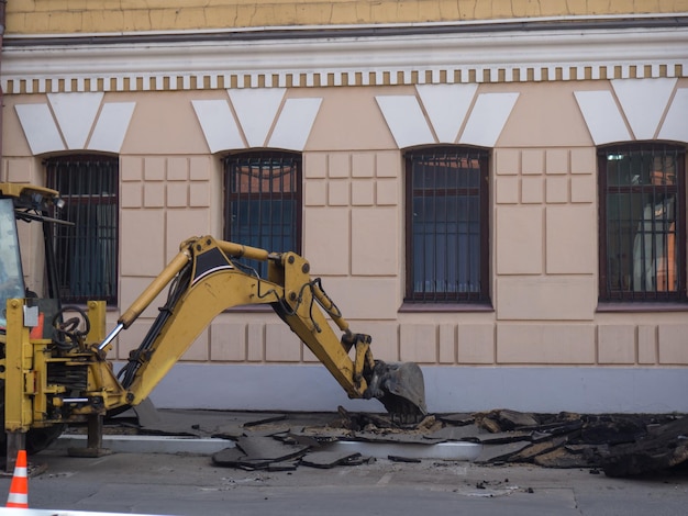 Graafmachine breekt asfalt op een stadsstraat