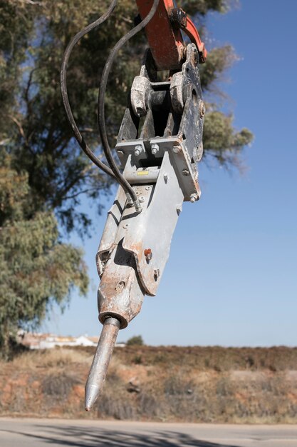 Foto graafmachine om buiten te graven bij daglicht