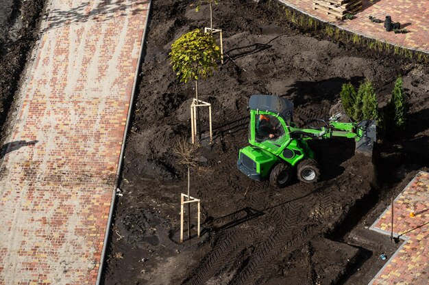 Graafmachine tijdens grondverzet op bouwplaats. ?bouwmachines voor het graven. torenkranen die een betonnen emmer optillen voor het storten van beton in de bekisting