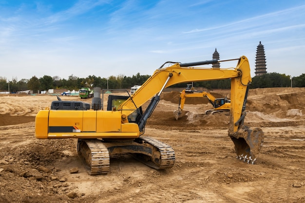 Graafmachines graven aarde op de bouwplaats