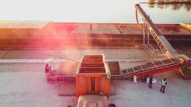 Graan laden naar vrachtschip haven graan lift industriële zee handelshaven bulk lading zone graan