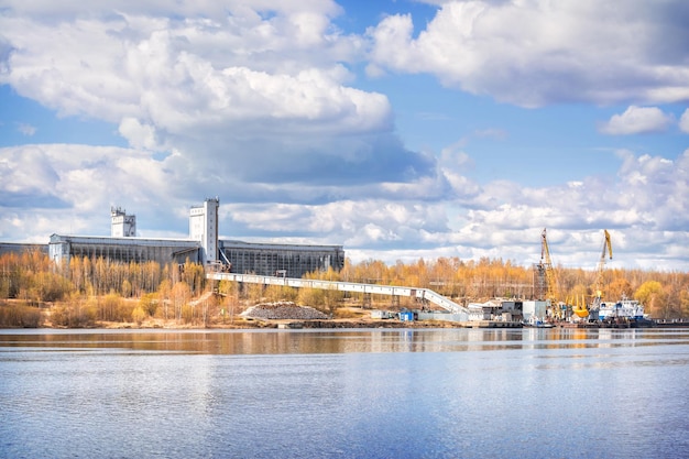 Graan Terminal Volga uitzicht vanuit de regio Volga Kineshma Ivanovo