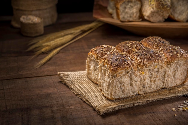 Graanbrood op rustieke houten tafel.