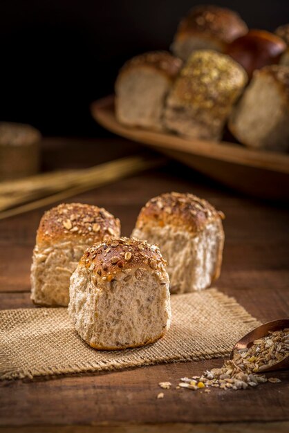 Graanbrood op rustieke houten tafel.