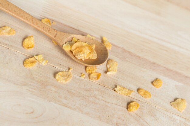 Graancornflakes die uit de houten lepel morsen