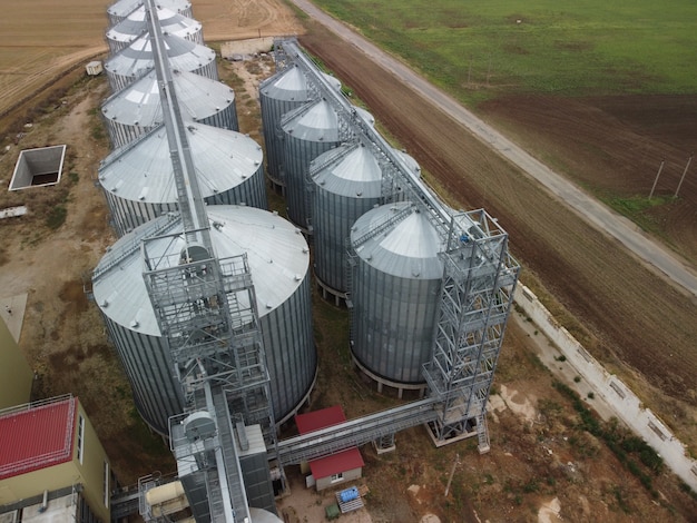 Graanlift metalen graanelevator in landbouwzone landbouwopslag voor oogstgraan