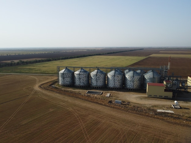 Graanlift metalen graanelevator in landbouwzone landbouwopslag voor oogstgraan