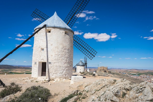 graanmolens mythisch Castilië in Spanje, Don Quichot, Castiliaans landschap met zeer oude architectuur