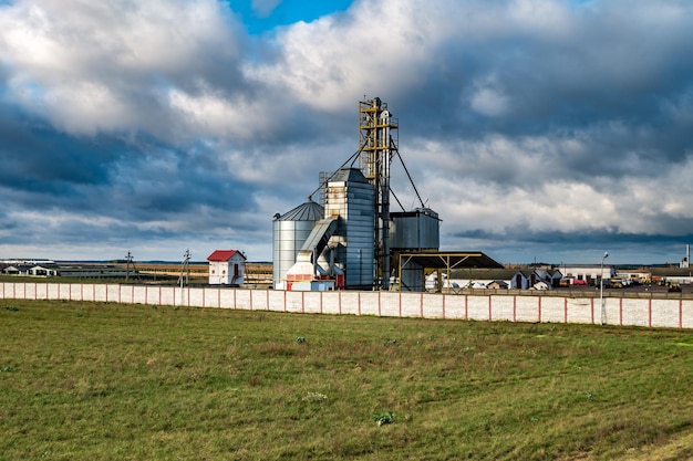 Graanschuurlift agroverwerkings- en productiefabriek voor verwerking en zilversilo's voor het drogen, reinigen en opslaan van landbouwproducten meel granen en graan