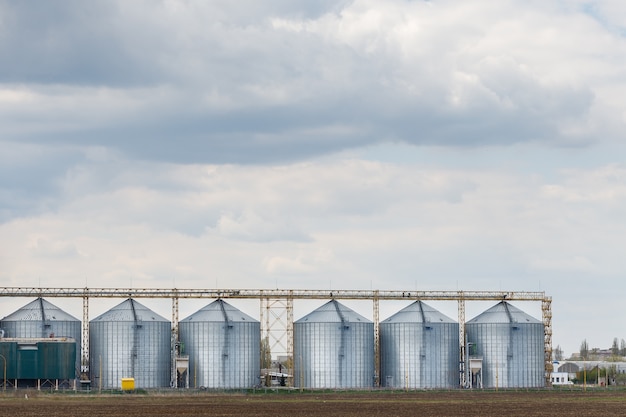 Graansilo's op het platteland