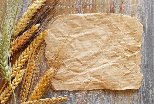 Graanspikes en kraftpapier op een houten tafel