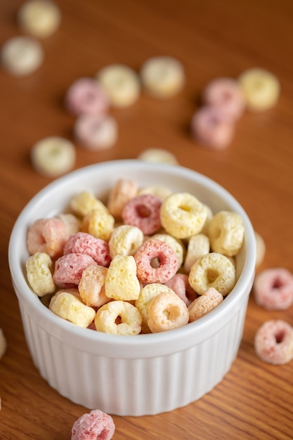 Graanvlokken in kom keramiek met kopie ruimte, ontbijt concept. Voedsel met heerlijke fruitige smaak en fruitige kleuren. Het is gemaakt met maïs, tarwe en gerst.