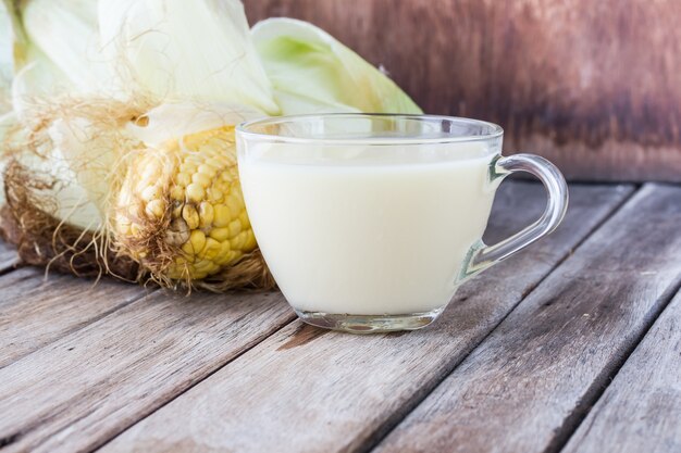 Graanwater in een glas op een houten lijst