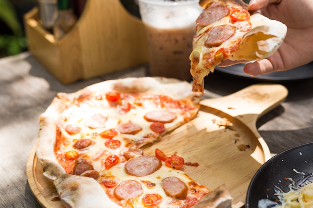 피자 조각을 잡고, 신선한 이탈리안 피자 조각을 맛있게 드십시오.