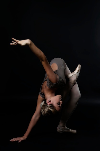грация и очарование танца балерины в фотостудии