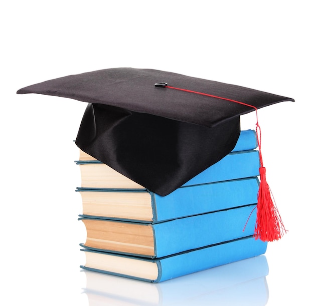 Foto cappello laureato con libri isolati su bianco