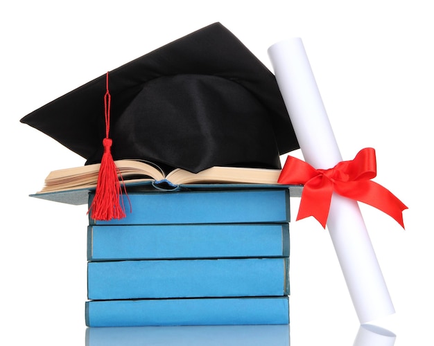 Шляпа выпускника с дипломом и книгами, изолированными на белом