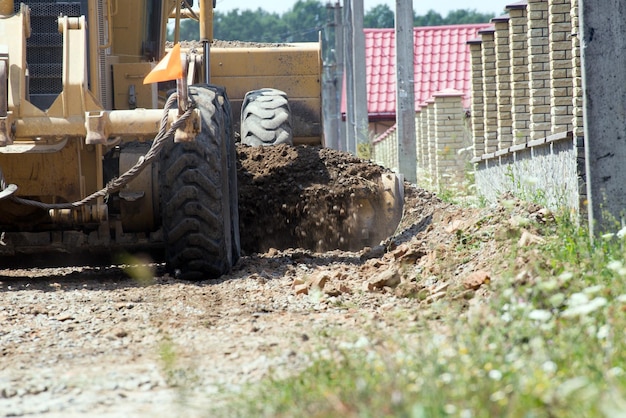 Foto macchina industriale del selezionatore della costruzione di strade del selezionatore per la costruzione di nuove strade.