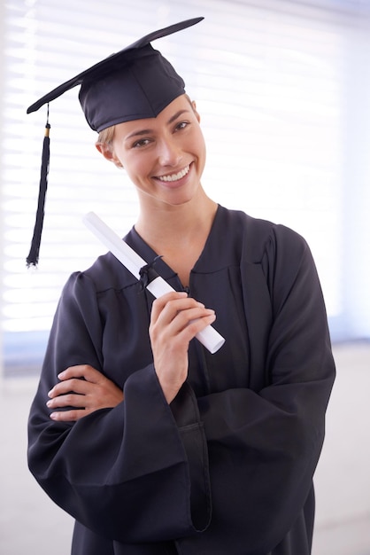 Foto diploma di laurea e ritratto di una donna felice con fiducia all'università certificato di viso e studente con le braccia incrociate per l'istruzione di laurea e il raggiungimento del successo al college in canada